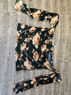 NWT - Rue21 Cold Shoulder Velvet Longsleeve Floral Top, Size L